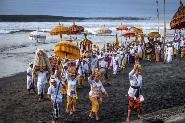 9 Tradisi Bali: Upacara, Festival, Dan Seni Lokal