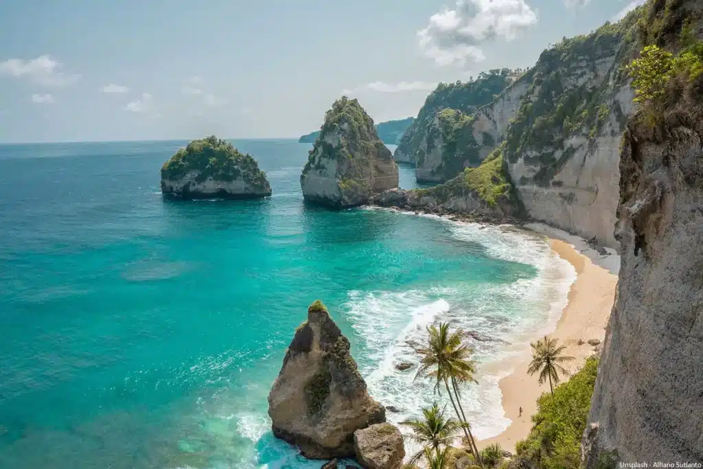 Wisatawan mancanegara yang merasa tenang menjelajahi pura tradisional di Bali, Indonesia, di bawah naungan program keamanan wisata nasional 2026.